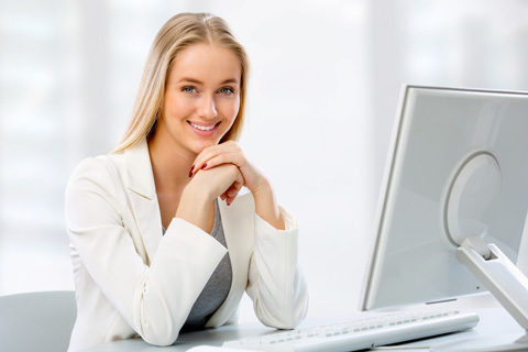 Frau vor Computer