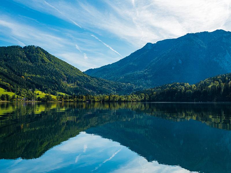 Landschaft mit Bergen und spieglendem See